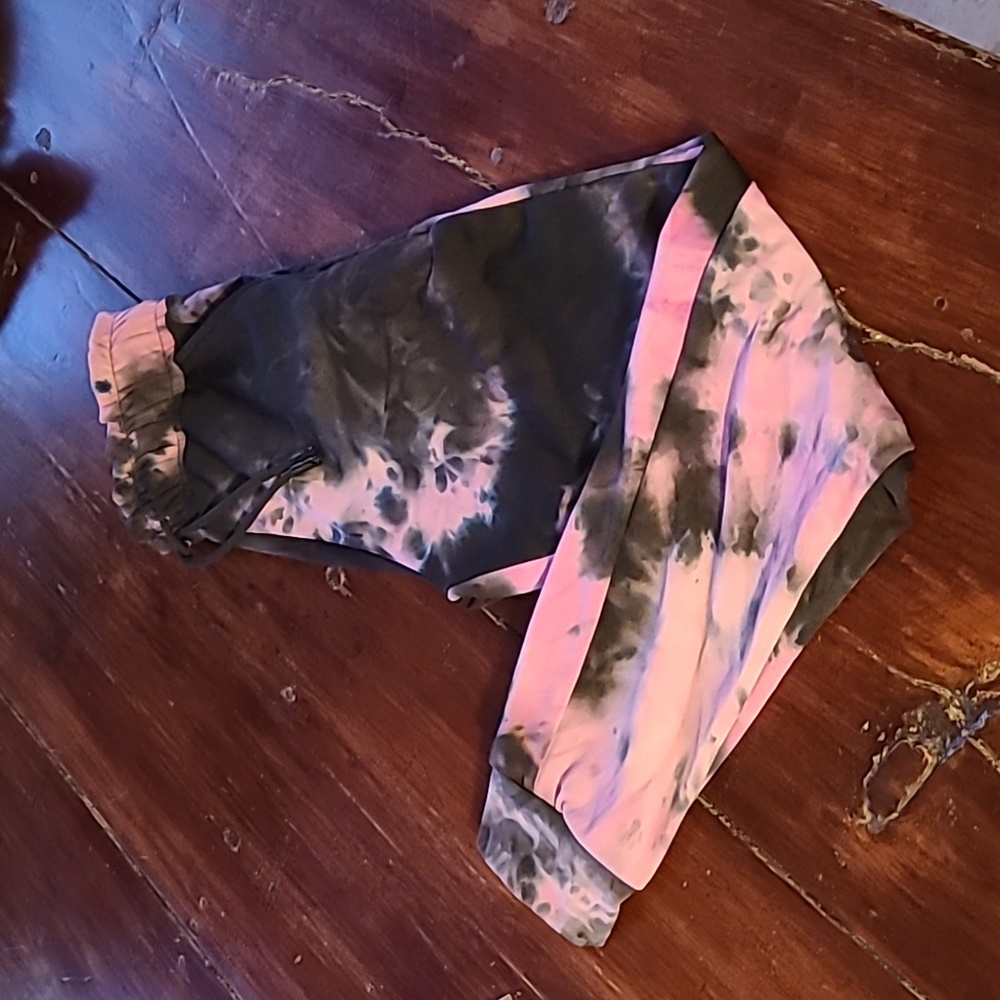 Like new tue dye sweat pants. Stretchy. Soft fabric